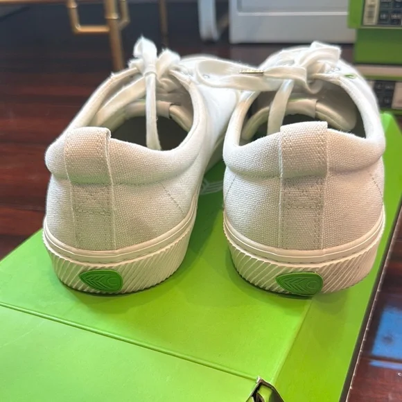 Cariuma Men's White Sneakers - Picture 3 of 4